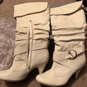 Women’s size 7 ivory soft boots